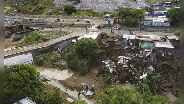 Lluvia de 8 horas arrasa vías, casas y cultivos en Lambayeque