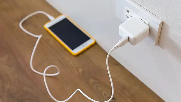 ¿Por qué es peligroso dejar el cargador de tu teléfono enchufado durante mucho tiempo?