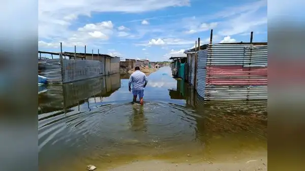 Familias de Piura viven en medio de lagunas tras fuertes lluvias