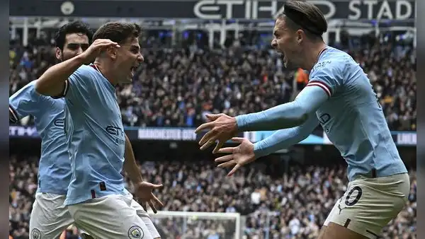 Manchester City derrotó 4-1 a Liverpool y no quiere perder el paso en la lucha por Premier League