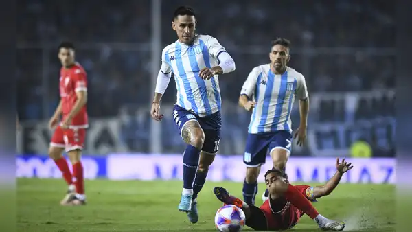 Con Paolo Guerrero, Racing venció 2-1 a Huracán y se acerca al líder River Plate