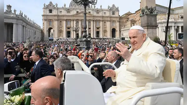 Papa Francisco presidió misa del Domingo de Ramos tras estar hospitalizado por 3 días