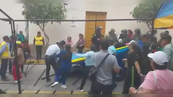 Vianderas se enfrentan con fierros y palos a personal de la Municipalidad de Huamanga en Ayacucho