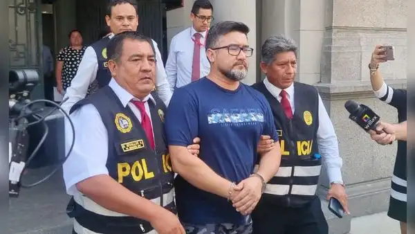 Geiner Alvarado es trasladado enmarrocado a la carceleta de la Fiscalía de la Nación