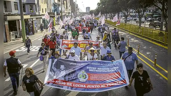 Maestros se movilizan en Lima exigiendo pago de bono de S/950
