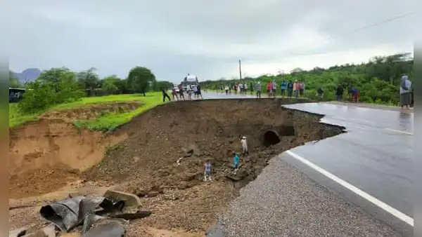 Lambayeque queda aislada de Piura tras colapso de vía en Olmos