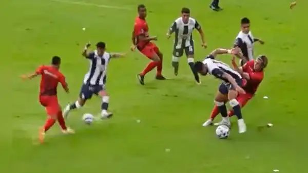 El espectacular cruce de Zambrano contra 'joya' de Paranaense que pocos vieron y se volvió viral