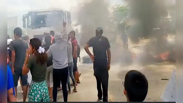 Damnificados por las intensas lluvias bloquean carretera para exigir la evacuación de aguas en Piura