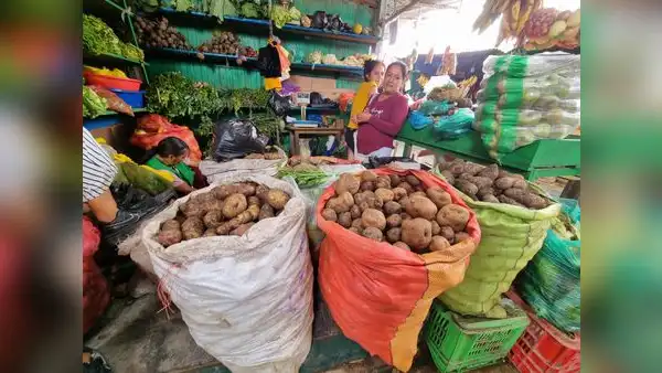 Accesos a los mercados de JLO y Chiclayo en medio de desagües
