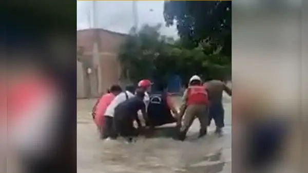 Piura: ministra de Vivienda cruzó inundación en una tina por pedido de vecinos