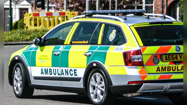 Captan en video a paramédico robándole a una mujer momentos después de que muriera