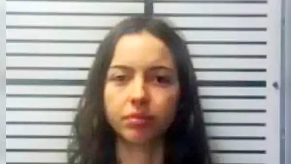 Arrestan a mujer de 19 años por agredir sexualmente a un perro y difundirlo en redes