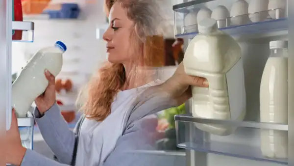 La razón por la que nunca debes guardar la leche en la puerta de tu refrigeradora