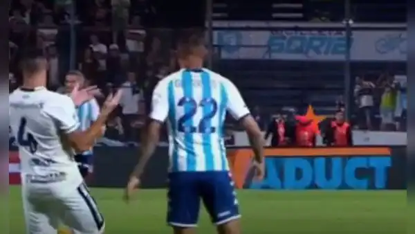 Paolo Guerrero se ganó la amarilla segundos después de entrar por forcejear con un rival