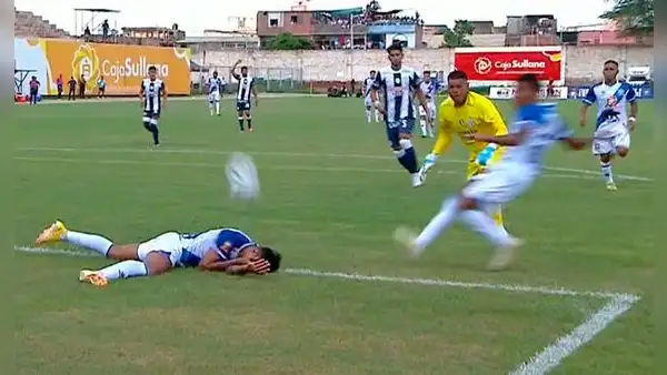¡Blooper! Canela remata sin arquero, pero el balón le choca en su compañero y se salva Alianza