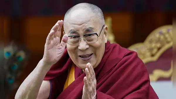 Dalái lama causa indignación tras besar a un niño en la boca y pedirle que ‘chupe’ su lengua