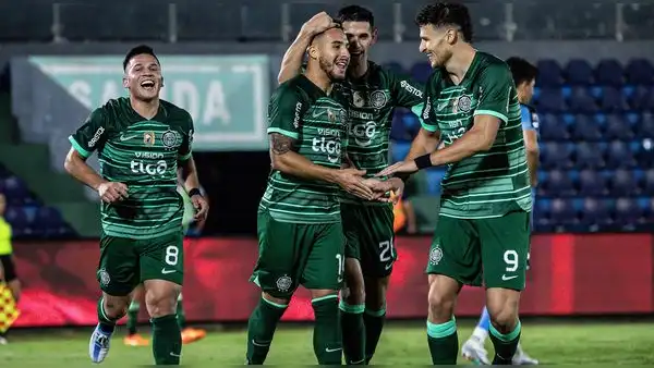 Olimpia goleó 3-0 a Resistencia y se acerca al líder en la tabla de posiciones de Paraguay