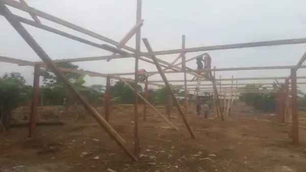 ¡Se sienten olvidados! Padres construyen aulas de madera para que sus hijos puedan estudiar en Loreto