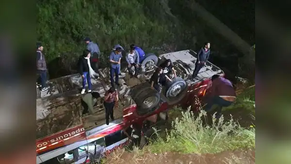 Carretera Central: bus interprovincial cae a abismo y deja 10 personas fallecidas
