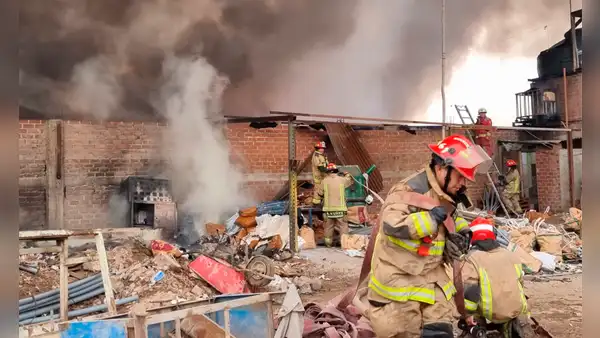Comas: reportan incendio de grandes proporciones en depósito de reciclaje