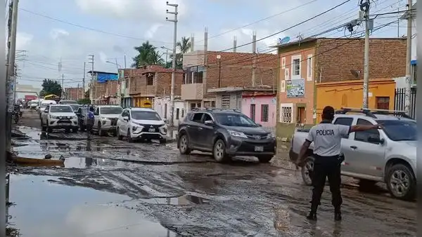 Gran congestión vehicular en la Panamericana Norte tras intensas lluvias en Lambayeque