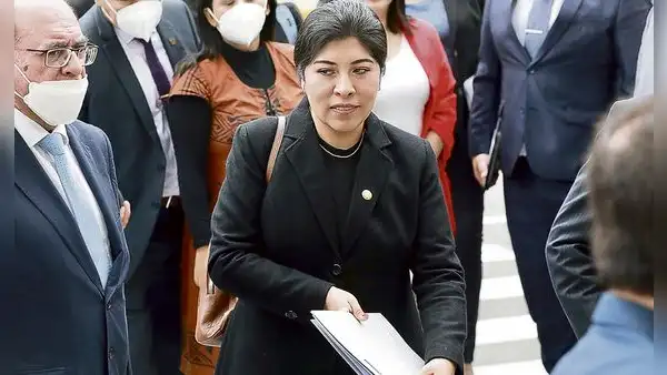 Denuncian ante el Congreso a Betssy Chávez por contratos irregulares