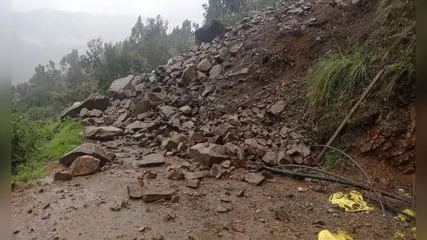 Intensas lluvias dañan carretera y aíslan Pataz