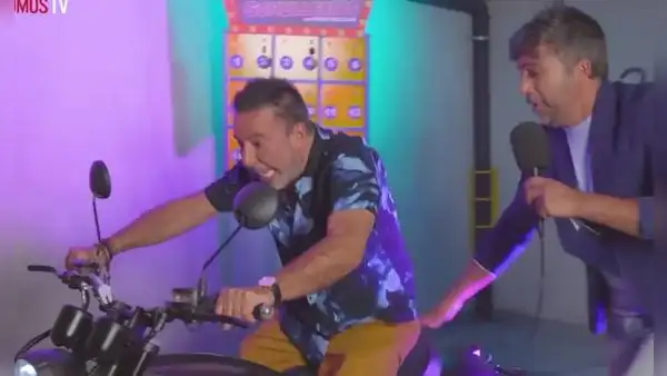 Carlos Carlín se emociona al ganar una moto, pero casi sufre accidente al intentar manejarla