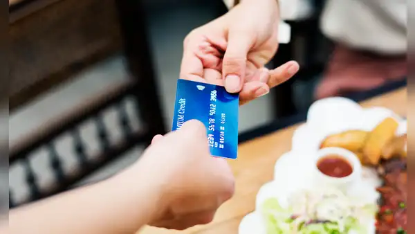 Mujer termina con una deuda de US$1.800 luego de que su amiga le robase su tarjeta