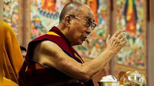 Piden el arresto del dálai lama por criticado video con menor en Sudáfrica