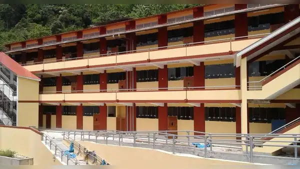 Junín: escolar caer de segundo piso de colegio en Chanchamayo y su estado es crítico