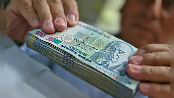 ¿Qué puedo hacer si recibo billetes falsos del cajero automático?