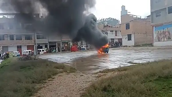 ¡Justicia con sus propias manos! Vecinos quemaron mototaxi de delincuentes en Cajamarca
