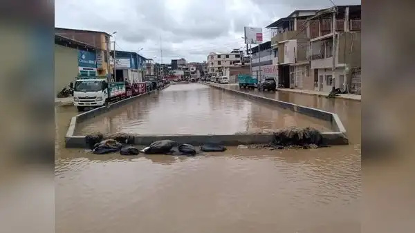 Río Tumbes se desborda en el centro de la ciudad tras crecida del caudal