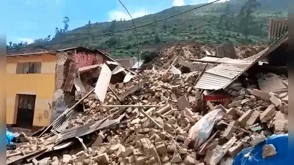 Huaral: deslizamiento de cerro sepulta viviendas y un colegio | VIDEO