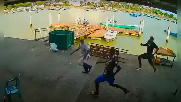 Momento exacto en el que 30 sicarios asesinan a 9 personas en un puerto pesquero de Ecuador