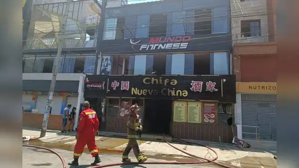 Voraz incendio reduce a cenizas chifa y afecta áreas de un gimnasio de Trujillo
