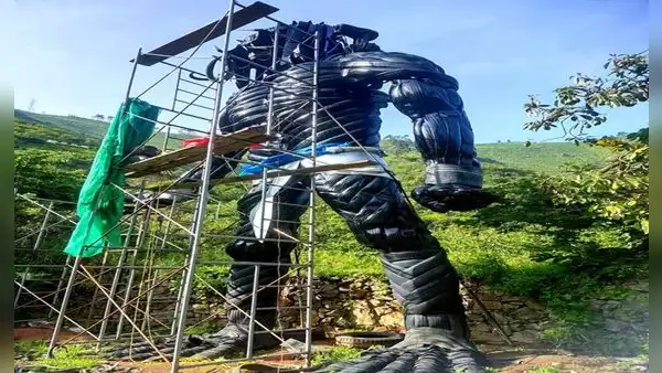Joven cusqueño construye Depredador gigante con llantas recicladas