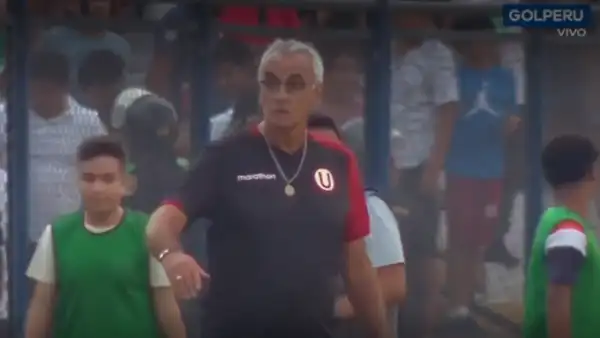 Lo desairó: Fossati se acercó a saludar a Comizzo, pero este se fue apenas acabó el partido