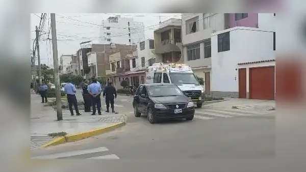 Sujetos arrojan de un automóvil a una joven en plena vía pública de Trujillo