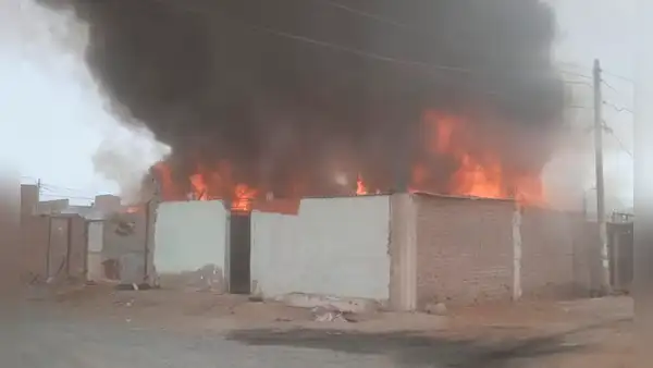 VES: se registra incendio de proporciones en presunto depósito clandestino de plástico