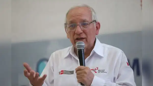 Ministro de Educación insulta a periodista por recordarle caso de laptops sobrevaloradas