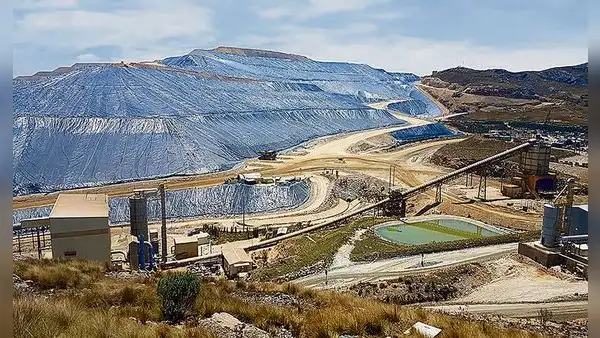 Exportaciones mineras cayeron 29 % en febrero por menores volúmenes y caída global de precios