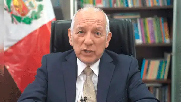 Óscar Becerra en el laberinto de sus polémicas declaraciones