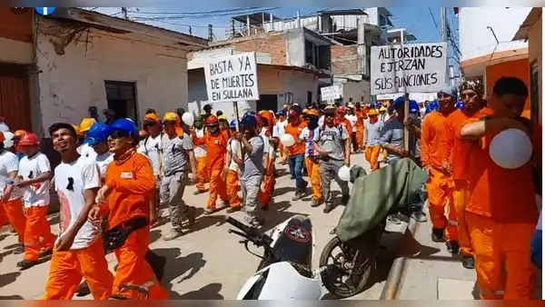 Obreros de construcción civil marchan para pedir fin de ola de sicariato en Piura