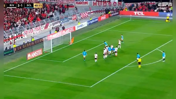 Corozo anotó espectacular golazo de tiro libre, silenció el Monumental y puso el 2-2 de Cristal
