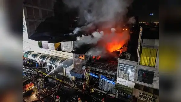 Fuerte incendio se registra en centro comercial ubicado en el centro de Arequipa