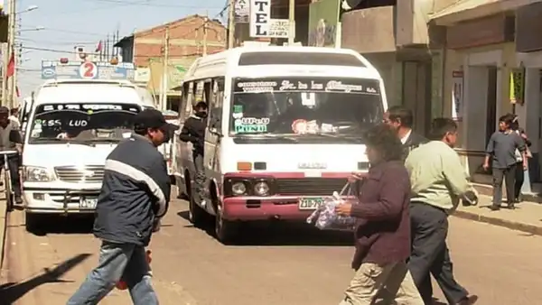 Puno: transportistas pelean en el interior de un bus y causan pánico en pasajeros