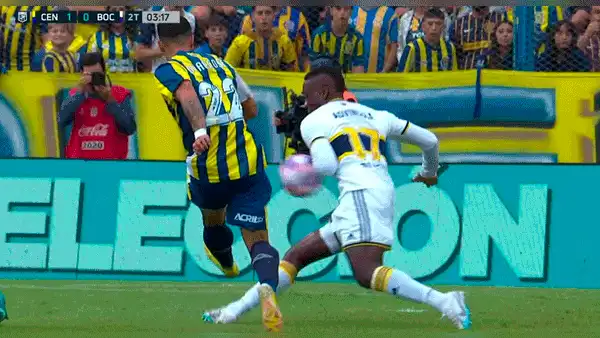 Advíncula 'vacila' al árbitro luego de que el VAR anulara penal que le sancionó: "Yo te dije"