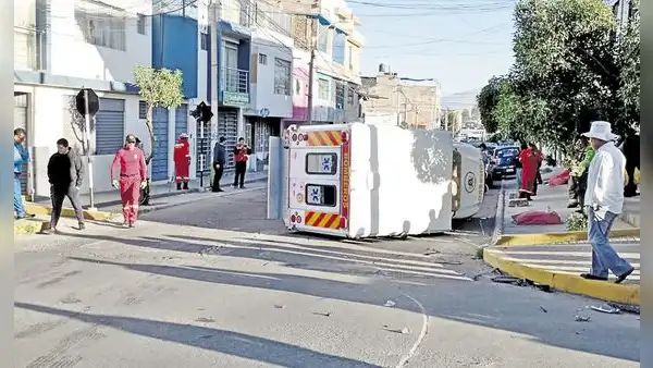 Arequipa: miniván choca ambulancia y deja 4 bomberos heridos